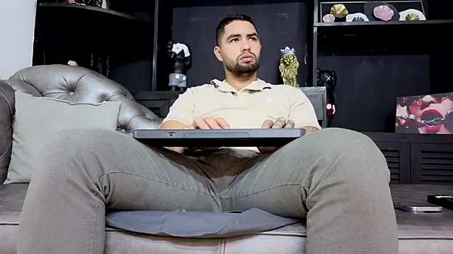 Snapshot of matteosantos chatting on 11/25/25, 11:43 matteosantos online show from 11/25/25, 11:43