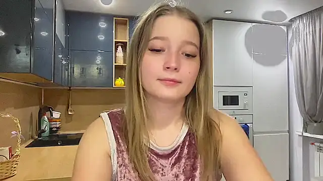 CharmingSarah online show from 11/05/25, 02:39