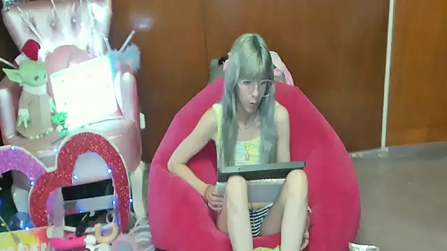 Snapshot of Skinygirl chatting on 05/04/26, 11:12 Skinygirl online show from 05/04/26, 11:12