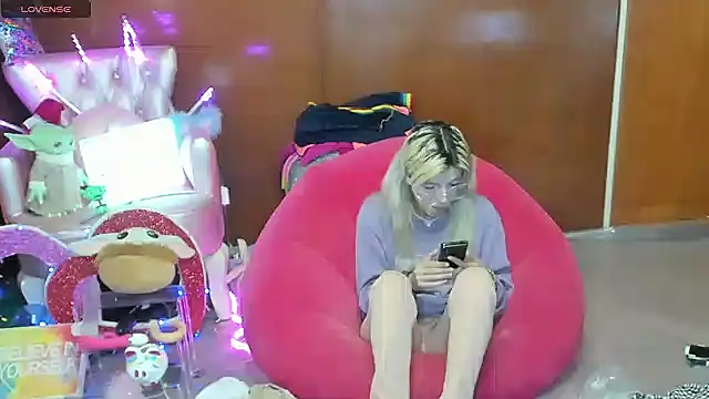 Skinygirl online show from 07/12/26, 11:51