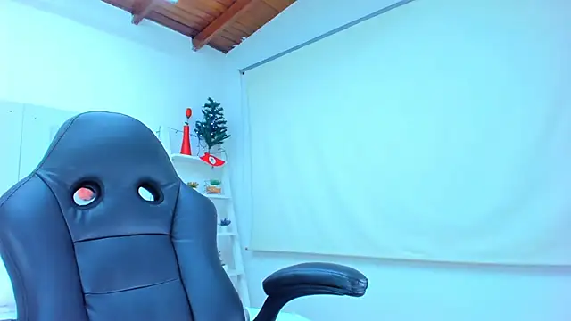 Snapshot of AlessiaMarcu- chatting on 12/12/24, 07:41 AlessiaMarcu- online show from 12/12/24, 07:41