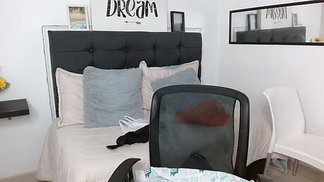 vaness weet online show from 09/27/25, 08:36