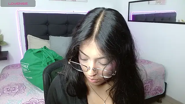 Snapshot of vaness_weet chatting on 05/25/26, 08:15 vaness weet online show from 05/25/26, 08:15