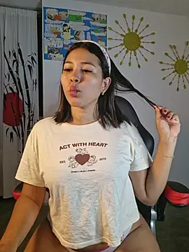 Snapshot of caylinhot7 chatting on 10/20/25, 04:46 caylinhot7 online show from 10/20/25, 04:46