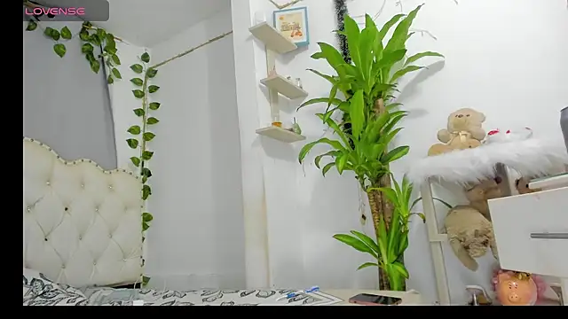 Snapshot of khalyn_jenner chatting on 10/25/25, 10:59 khalyn jenner online show from 10/25/25, 10:59