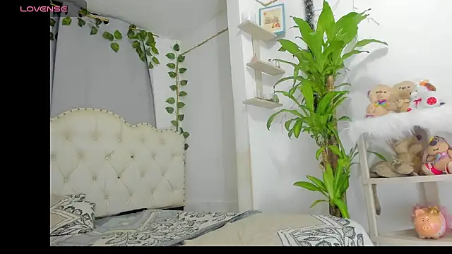 Snapshot of khalyn_jenner chatting on 11/06/25, 11:37 khalyn jenner online show from 11/06/25, 11:37