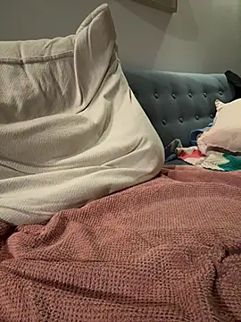 Snapshot of GrowHuge chatting on 02/17/25, 07:26 GrowHuge online show from 02/17/25, 07:26