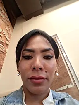 Snapshot of Doll_Loren chatting on 11/17/25, 02:34 Doll Loren online show from 11/17/25, 02:34