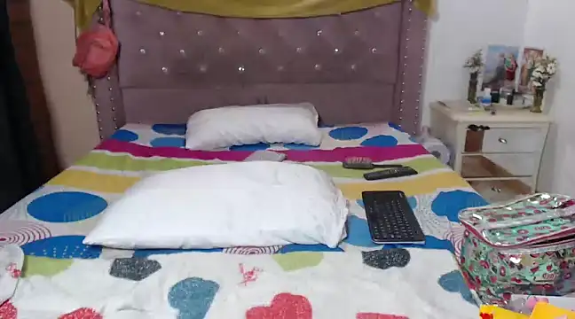 Snapshot of isabelle_adj chatting on 03/07/25, 08:34 isabelle adj online show from 03/07/25, 08:34