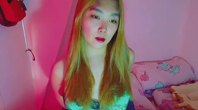 Snapshot of TR4NSCUTI3 chatting on 01/06/25, 11:31 TR4NSCUTI3 online show from 01/06/25, 11:31