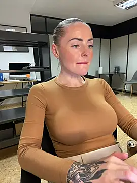 EmaSalis online show from 02/01/25, 04:22