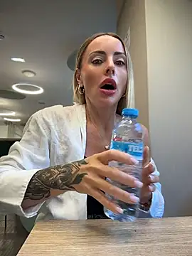 Snapshot of EmaSalis chatting on 07/12/26, 07:43 EmaSalis online show from 07/12/26, 07:43
