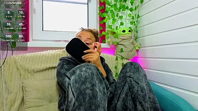 Snapshot of Misss_Vikk chatting on 09/20/25, 06:25 Misss Vikk online show from 09/20/25, 06:25