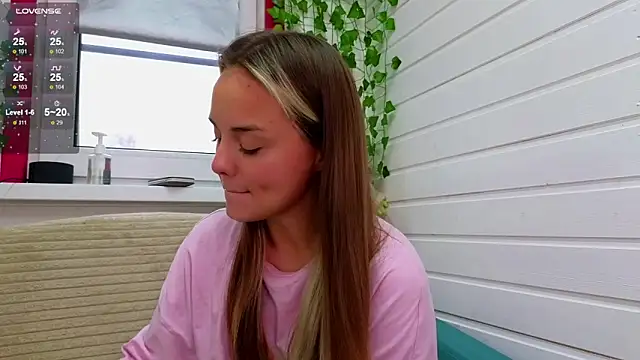 Snapshot of Misss_Vikk chatting on 10/19/25, 06:47 Misss Vikk online show from 10/19/25, 06:47