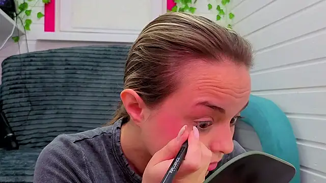 Snapshot of Misss_Vikk chatting on 11/28/25, 06:05 Misss Vikk online show from 11/28/25, 06:05