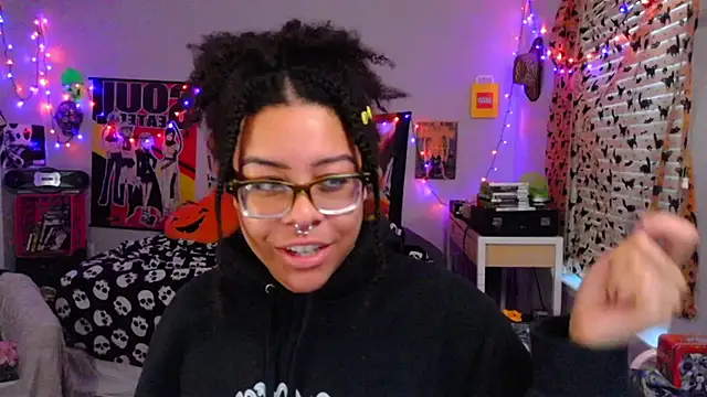 Snapshot of N1NT3NDH03 chatting on 09/29/25, 12:10 N1NT3NDH03 online show from 09/29/25, 12:10