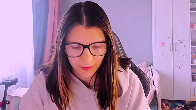 Snapshot of MollyLollipop chatting on 05/25/26, 04:18 MollyLollipop online show from 05/25/26, 04:18
