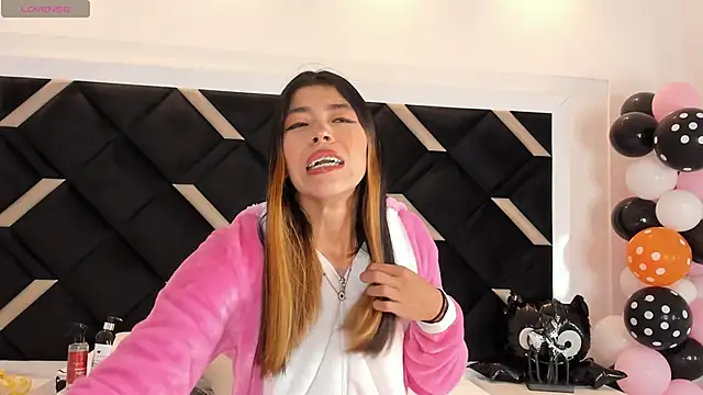 Snapshot of Girl_Cherry chatting on 10/20/25, 11:32 Girl Cherry online show from 10/20/25, 11:32