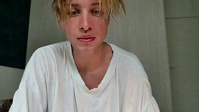 Snapshot of Cryptikov chatting on 07/03/26, 01:45 Cryptikov online show from 07/03/26, 01:45