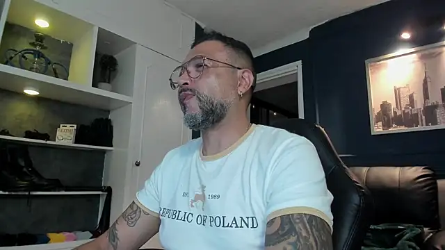 Snapshot of MrFrank_tattoo chatting on 06/16/26, 12:57 MrFrank tattoo online show from 06/16/26, 12:57