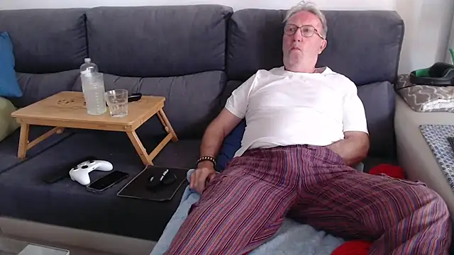 Snapshot of Nudelschwanz chatting on 05/01/26, 01:37 Nudelschwanz online show from 05/01/26, 01:37