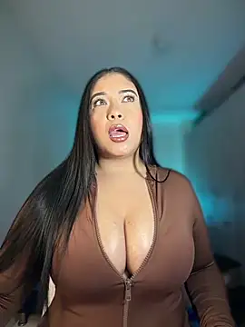 Snapshot of cami_ortiz__ chatting on 05/05/26, 03:58 cami ortiz online show from 05/05/26, 03:58