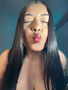 Snapshot of cami_ortiz__ chatting on 05/16/26, 05:37 cami ortiz online show from 05/16/26, 05:37