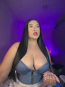 Snapshot of cami_ortiz__ chatting on 05/29/26, 05:05 cami ortiz online show from 05/29/26, 05:05