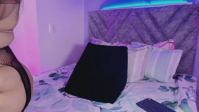 Snapshot of emmajohnss chatting on 11/06/25, 04:02 emmajohnss online show from 11/06/25, 04:02