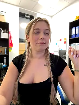 CherryAuroraa online show from 12/04/24, 09:46