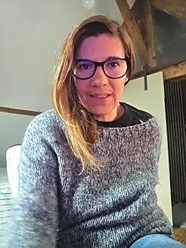 Snapshot of Lina_lou4 chatting on 11/21/25, 12:48 Lina lou4 online show from 11/21/25, 12:48