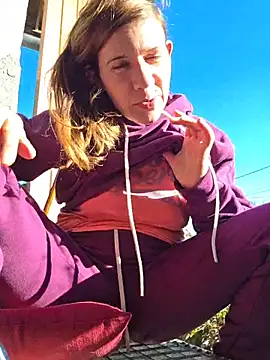 Snapshot of Lina_lou4 chatting on 12/14/25, 12:43 Lina lou4 online show from 12/14/25, 12:43