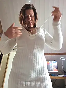 Snapshot of Lina_lou4 chatting on 12/20/25, 10:11 Lina lou4 online show from 12/20/25, 10:11