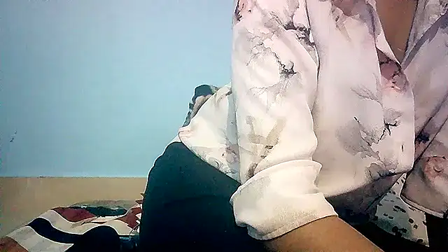 Snapshot of lovelydesi21 chatting on 12/26/24, 03:42 lovelydesi21 online show from 12/26/24, 03:42