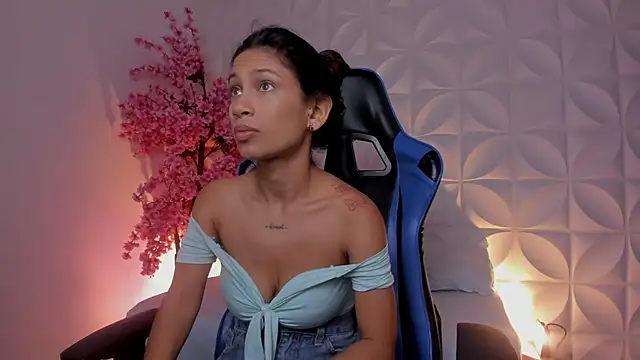 cora 22 online show from 12/04/25, 12:58