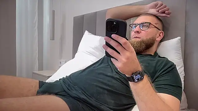 Bear bear  online show from 10/01/25, 10:10