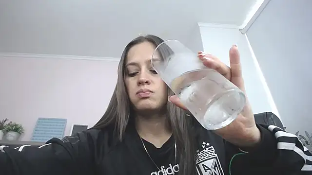 Snapshot of _juliana_rios chatting on 11/08/25, 07:23 juliana rios online show from 11/08/25, 07:23