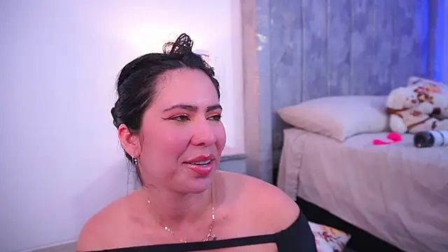 Snapshot of lara_giraldo chatting on 02/22/25, 07:12 lara giraldo online show from 02/22/25, 07:12