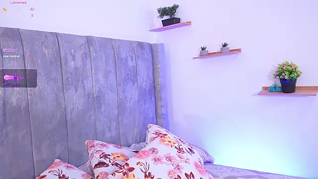 Snapshot of lara_giraldo chatting on 09/18/25, 12:51 lara giraldo online show from 09/18/25, 12:51