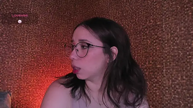 Snapshot of Apartment28 chatting on 06/11/26, 02:11 Apartment28 online show from 06/11/26, 02:11