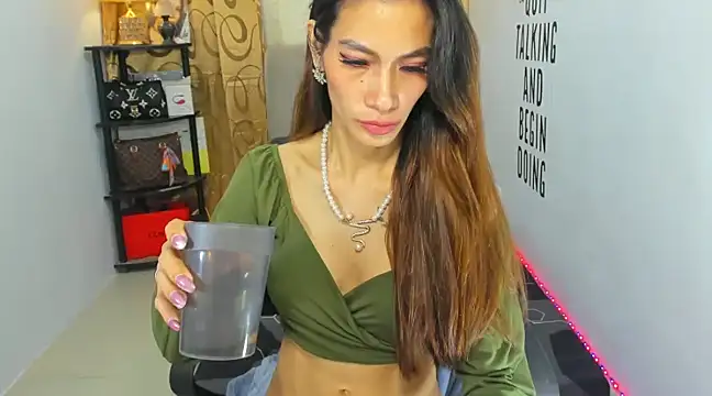 Snapshot of Trixie_Mattel21 chatting on 12/20/24, 01:58 Trixie Mattel21 online show from 12/20/24, 01:58