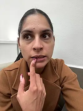 charlotte stevenss  online show from 03/11/25, 06:41