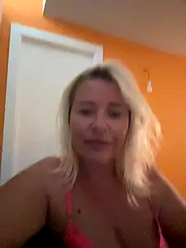 Snapshot of Chloe2114 chatting on 10/24/25, 01:18 Chloe2114 online show from 10/24/25, 01:18