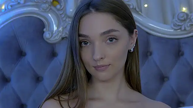 Snapshot of VirginieCruz chatting on 02/02/25, 11:32 VirginieCruz online show from 02/02/25, 11:32