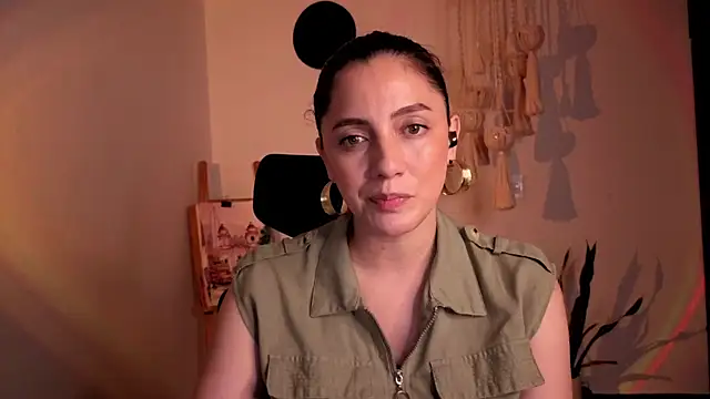 Snapshot of Mala_Bad chatting on 12/18/25, 04:02 Mala Bad online show from 12/18/25, 04:02