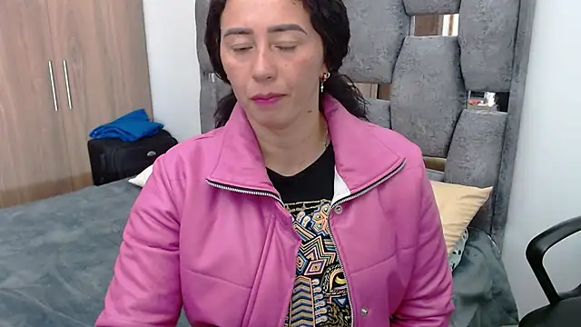 sara hott 1 online show from 02/21/25, 09:54