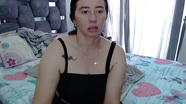 sara hott 1 online show from 11/18/25, 02:43