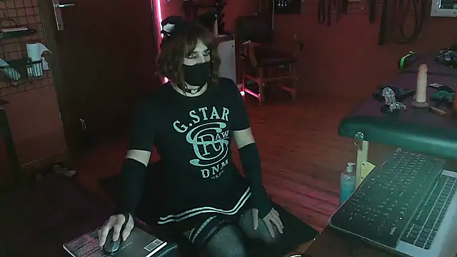 Snapshot of Ginny-the-bdsm-nympho chatting on 10/23/25, 05:01 Ginny-the-bdsm-nympho online show from 10/23/25, 05:01