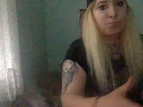 Snapshot of alexabunni chatting on 10/08/25, 01:20 alexabunni online show from 10/08/25, 01:20