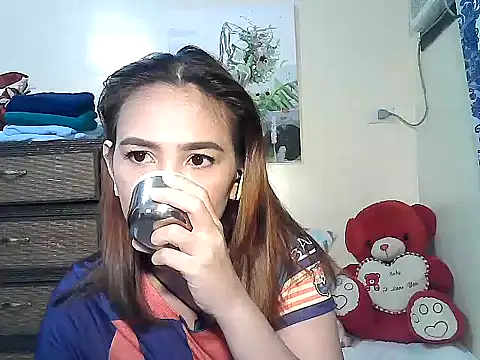 Snapshot of Kisses-13 chatting on 11/18/25, 11:03 Kisses-13 online show from 11/18/25, 11:03